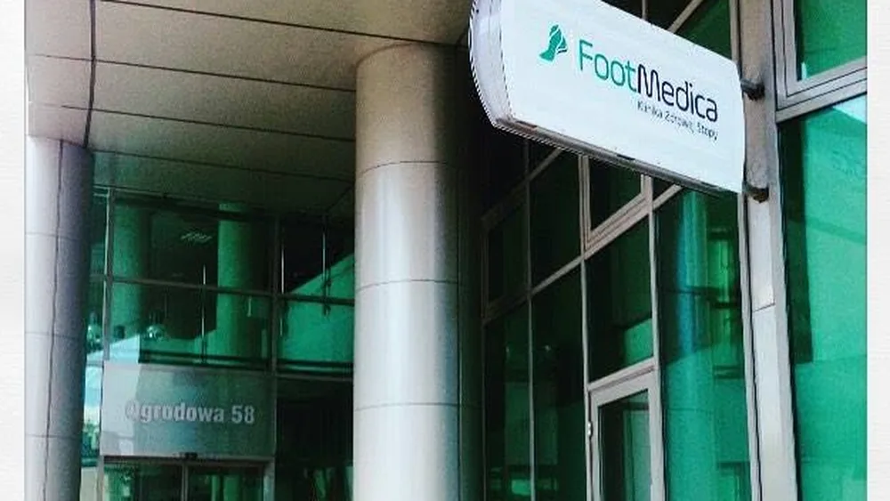 Wejście do kliniki FootMedica w Warszawie, ul. Ogrodowa 58, szyld nad drzwiami