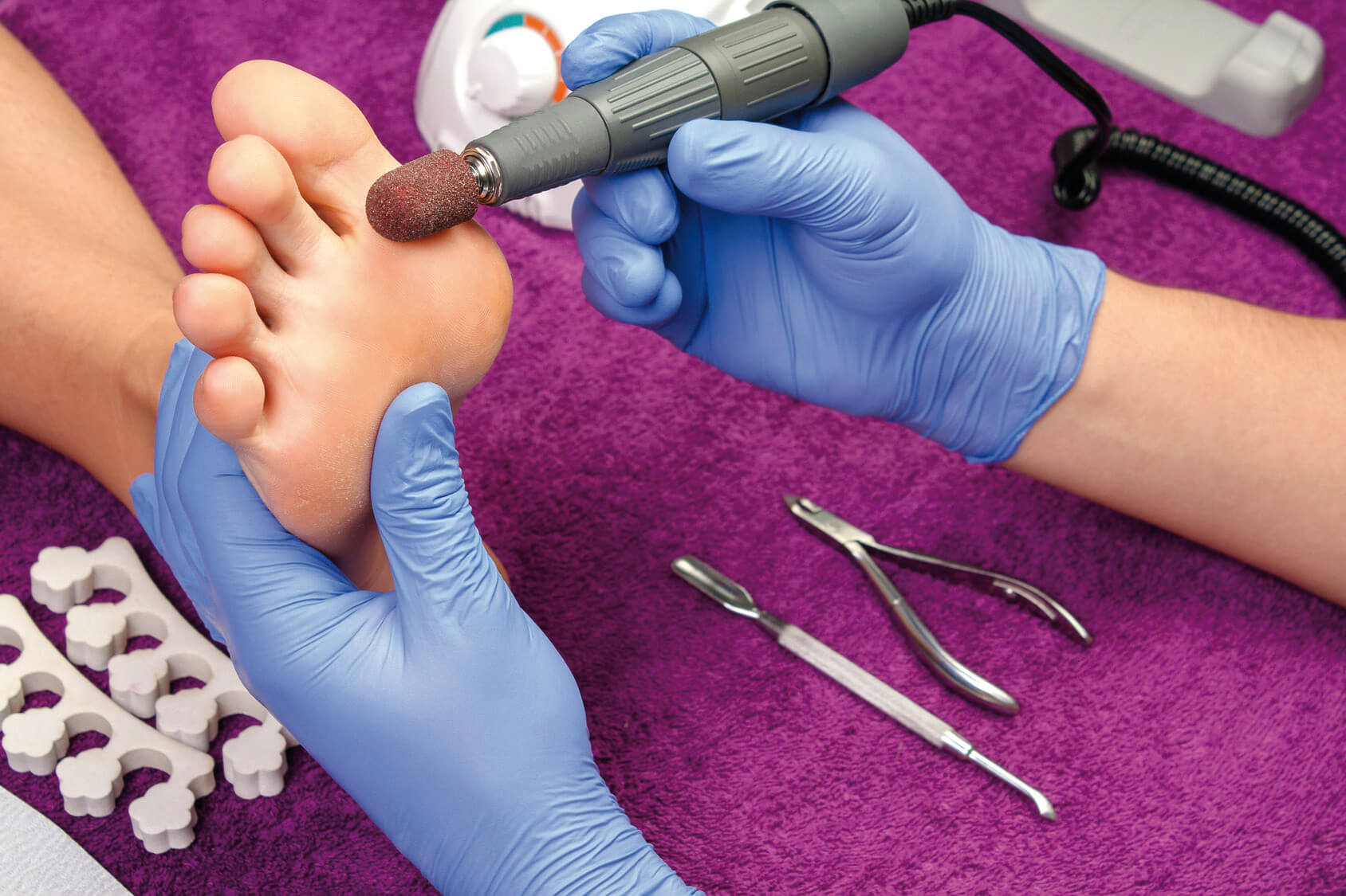 Pedicure podologiczny i kosmetyczny - czym się różnią?